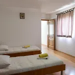 Guest house And Mara I Pavo 3*