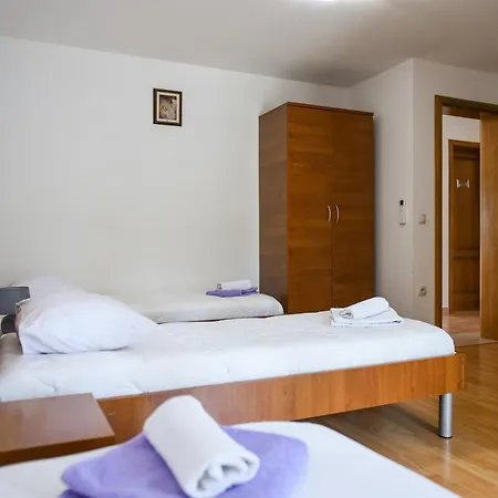 And Mara I Pavo Guest house